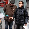 Jugendguide Nora erläutert gemeinsam mit Wolfgang Sannwald, wie eine Transportliste die Deportation von Tübinger Juden einleitete.