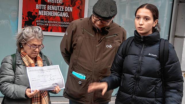 Jugendguide Nora erläutert gemeinsam mit Wolfgang Sannwald, wie eine Transportliste die Deportation von Tübinger Juden einleitete.