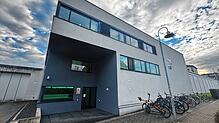 (Archivbild) Die Justizvollzugsanstalt Konstanz, hier ein Bild aus dem Dezember 2024. Wenn es hier brennt, wie am Samstag, 1. Februar, ...