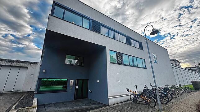 (Archivbild) Die Justizvollzugsanstalt Konstanz, hier ein Bild aus dem Dezember 2024. Wenn es hier brennt, wie am Samstag, 1. Februar, ...