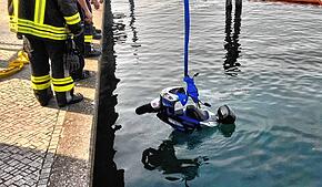 Am Mittwochmorgen rückten Feuerwehr und Polizei aus, um einen Roller aus dem See zu bergen.