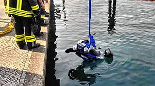 Am Mittwochmorgen rückten Feuerwehr und Polizei aus, um einen Roller aus dem See zu bergen.