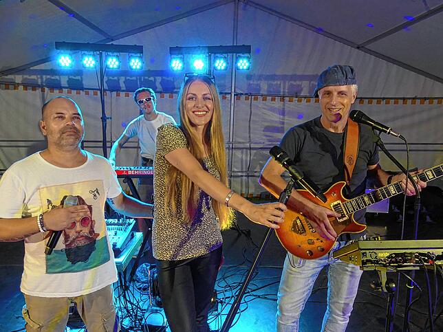 Musik war Thomas Drach (rechts), hier beim Bermatinger Weinfest 2024 mit Sohn Luka (im Hintergrund) immens wichtig. Foto: Christiane Keutner