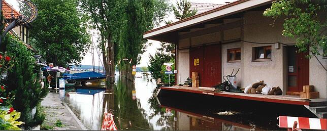 Wo beginnt hier der Hafen? Das Wasser reichte in Moos bis an das Haus der damaligen Feuerwehr heran. Heute ist das Gebäude Sitz der DLRG.