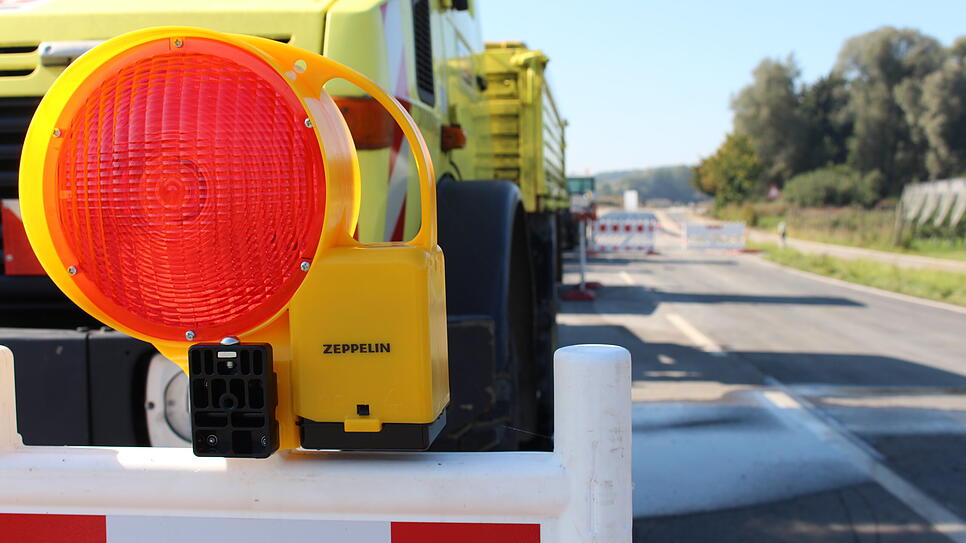 Bild : Neue Straßenführung und glänzender Asphalt: So sieht es inzwischen auf der B 31 zwischen Fischbach und Immenstaad aus
