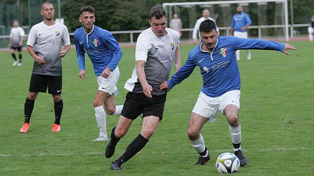 Torhungrig: Giovanni Tardo (rechts, im Stadtderby gegen den Null-Achter Matthias Feldmann) machte beim 4:1 des C.S.I. JR Laufenburg beim ...
