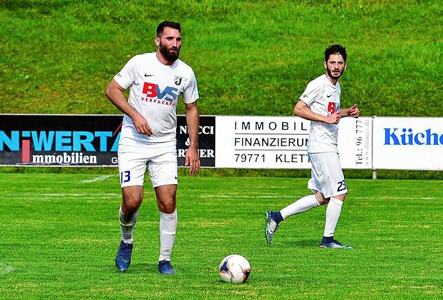 Fallen aus: Vassilios Dimitriadis (vorn) und Hasan Faslak vom FC Erzingen sind im Derby beim SV Jestetten nicht dabei.