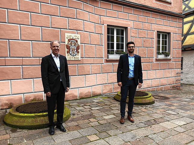 Bürgermeister Johannes Moser (links) stellte jüngst den neuen Engener Hauptamtsleiter Joch Hock vor. Ab Mitte Juni wird er als zweiter ...