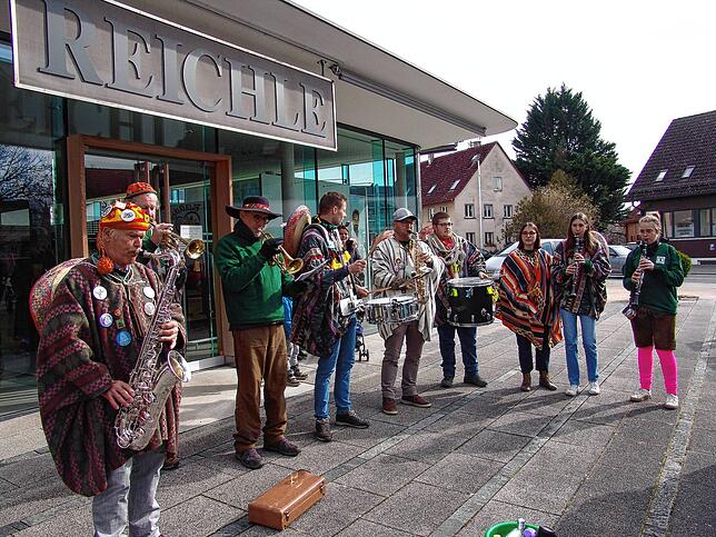 Bild 1: Dunschtig in Stefansfeld unter dem Narrenbaum