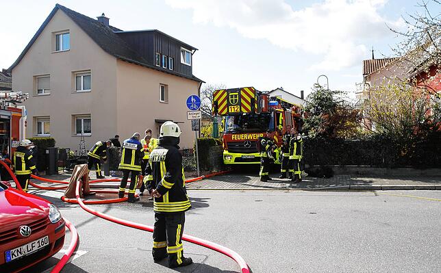 Im Einsatz waren fast 100 Kräfte von Feuerwehr, Rettungsdienst und Polizei.