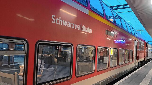 Bild : Trouble in der Schwarzwaldbahn! Betrunkener Fahrgast will nicht aussteigen und fängt dann Streit an
