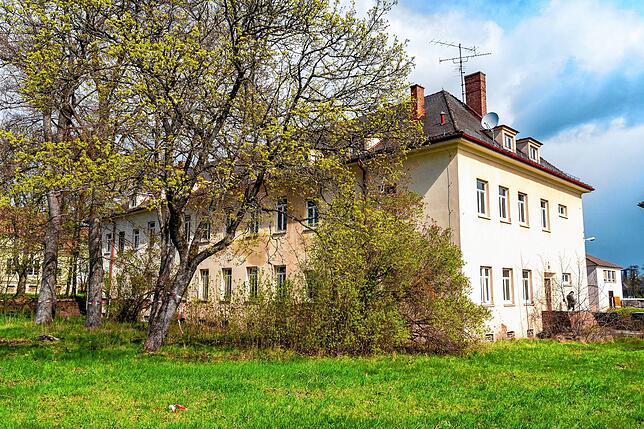 Von außen betrachtet steht das verlassene Gebäude noch erstaunlich gut da.