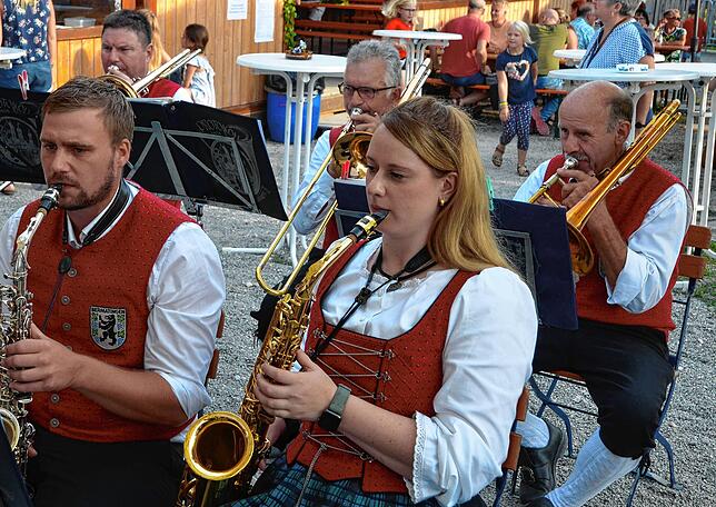 Bild 22: Beim Bermatinger Weinfest wird auch am Samstag gefeiert! Wir haben die besten Bilder – Teil 1