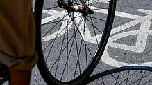 Radfahrer (Symbolbild) müssen im Verkehr besonders auf ihre Sicherheit achten.