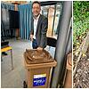 Martin Fetscher, der Leiter des Abfallwirtschaftsamtes, zeigt eine der neuen Biotonnen mit Filtereinsatz im Deckel. Der eigene ...