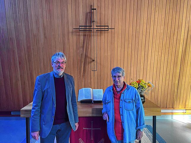 Die beiden Mitglieder des Kirchengemeinderates Pfarrer Wieland Bopp-Hartwig und Eugenie Lohrer vor dem minimalistischen Altar. Die ...