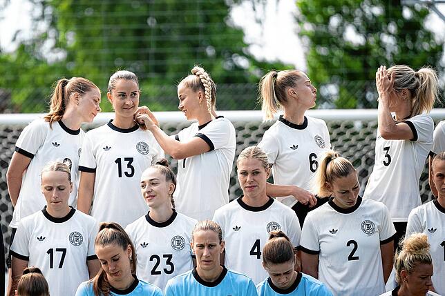 Sjoeke Nüsken (obere Reihe, l-r), Sara Däbritz, Giulia Gwinn, Janina Minge und Kathrin Hendrich machen sich bereit fürs Gruppenfoto.