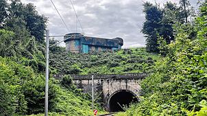 Über Koblenz thront er: der Bunker Koblenz Tunnel. Eine Treppe in seinem Inneren führt bis runter auf die Bahngleise. Daher kommt sein Name.