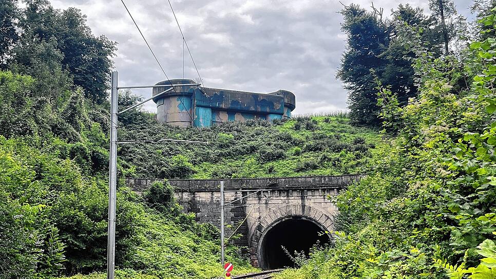 Über Koblenz thront er: der Bunker Koblenz Tunnel. Eine Treppe in seinem Inneren führt bis runter auf die Bahngleise. Daher kommt sein Name.