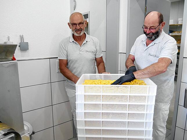 Claus und Edwin Bucher füllen die Boxen für den Trockenschrank