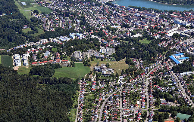 Im Luftbild von 2019 ist die freie Fläche geschrumpft. Westlich des Krankenhauses hat sich die Obere Flüh ausgedehnt, östlich ist das ...