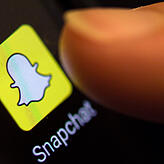 Das Icon der Foto-App Snapchat ist auf einem Smartphone.