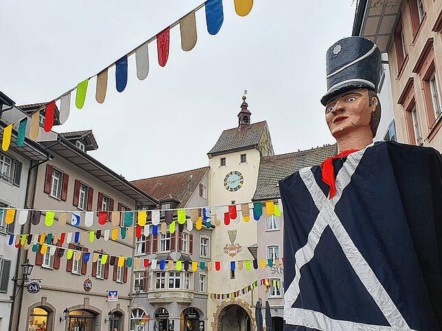 Bild 8: Kaiserstraße im Narrenkleid: Fasnachtsbändel bringen trotz Corona Fröhlichkeit in die Waldshuter Altstadt