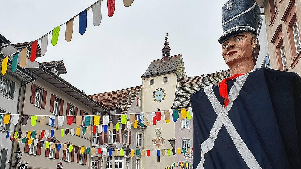 Bild : Kaiserstraße im Narrenkleid: Fasnachtsbändel bringen trotz Corona Fröhlichkeit in die Waldshuter Altstadt