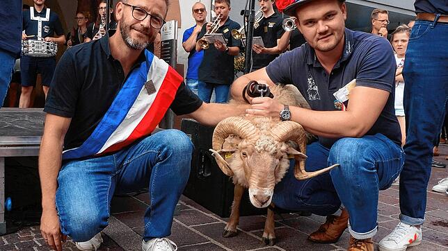 Stephan Vatter (von links) freut sich über die Ernennung zum Bockgötti von Chilbibock &bdquo;Stephan der Humorvolle&ldquo;, der von dem ...