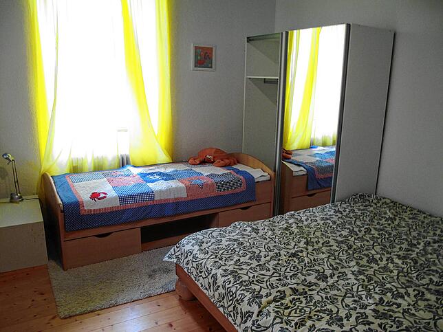 Eines der Schlafzimmer für Familien, deren Eltern an Seminaren teilnehmen und auch für Freizeiten mit Kindern.