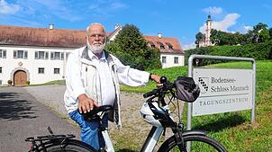 Manfred Weiss aus Markdorf wünscht sich, dass der Radweg durch das Mauracher Schloss wieder freigegeben wird. Das Nadelöhr zwischen ...