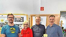 Sie geben Informationen über die Bürgerbeteiligung am Stand der Bürgerenergie Vöhrenbach und beantworten Fragen (von links): Lorenz ...