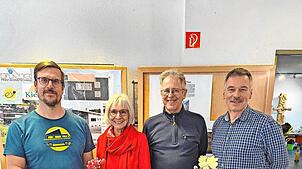 Sie geben Informationen über die Bürgerbeteiligung am Stand der Bürgerenergie Vöhrenbach und beantworten Fragen (von links): Lorenz ...