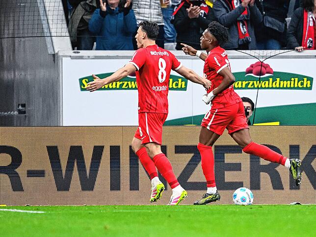 Freiburgs Maximilian Eggestein (l) und Freiburgs Junior Adamu (r) jubeln nach dem Treffer zum 2:0.
