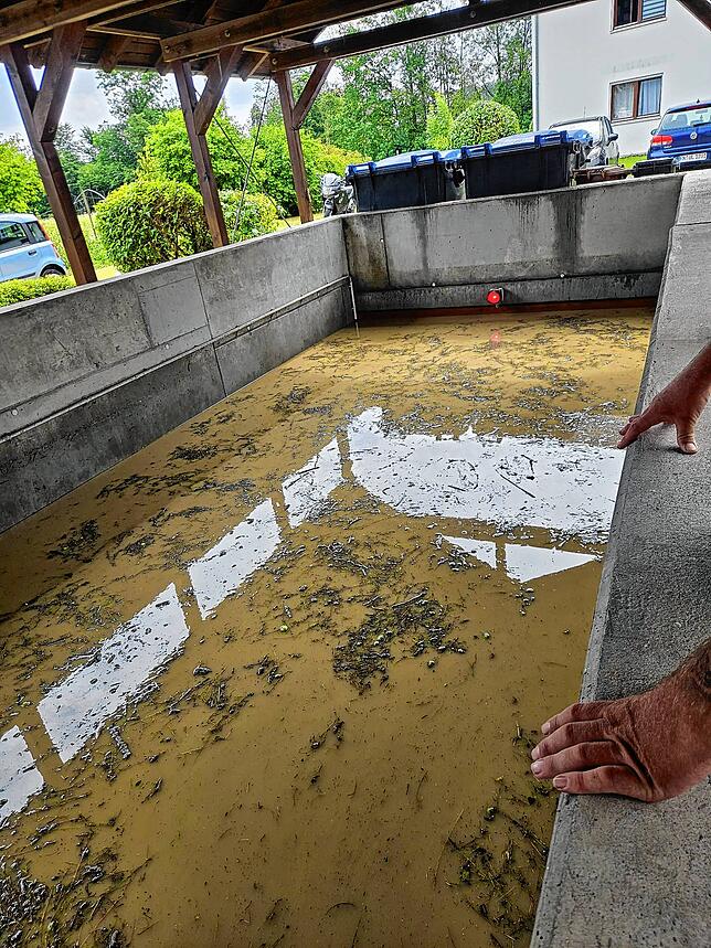 Vollgelaufen bis zur Oberkante: Mehrere Tiefgaragen standen innerhalb kürzester Zeit unter Wasser. Dutzende Fahrzeuge hatten nur noch ...