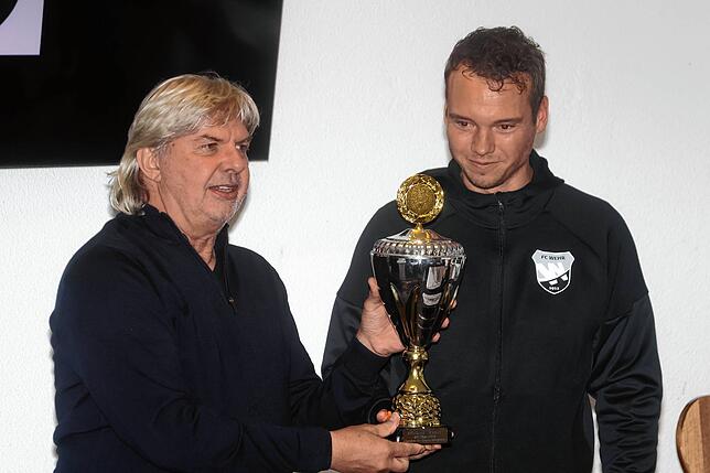Besondere Ehre: Von DFB-Vizepräsident Ronny Zimmermann (links) bekam Michael Bauder den Pokal „Amateur des Jahres“ überreicht.