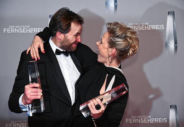 Christian Erdmann und Anna Schudt freuen sich nach der Verleihung des Deutschen Fernsehpreis 2019 über die Auszeichnung in der Kategorie ...