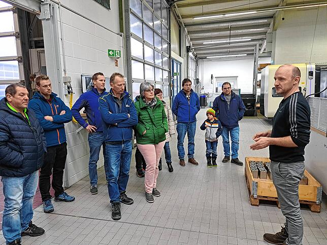 Christoph Behringer zeigt der Besuchergruppe die Werkhallen, in denen Morath seine Maschinen baut.