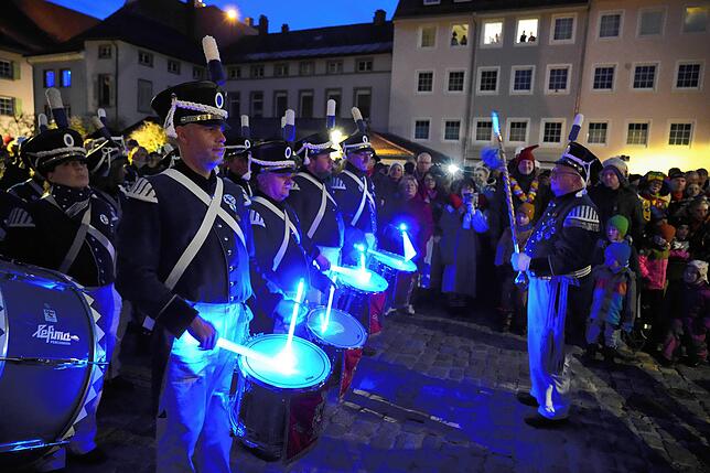 Sie stark aus: Beleuchtete Trommelschlegel bei den Tambouren der Stadtmusik.