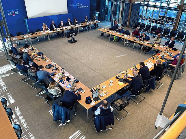 Die Mitglieder des Kreistagsausschusses (u-förmige Sitzordnung) diskutieren mit den Vertretern der Verwaltung (vor der Leinwand).