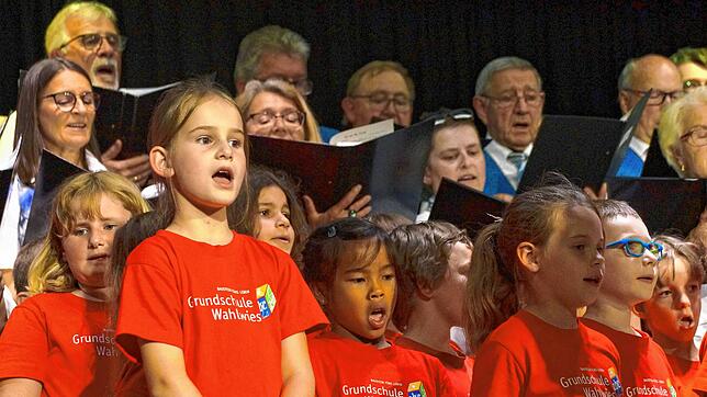 Der Schulchor der Grundschule Wahlwies begleitet die Singgemeinschaft BEN musikalisch beim großen Jubiläumskonzert „Singen mit Freude“. ...