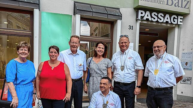 Sie freuen sich über kreative Schüler (von links): Christa Bader, Tanja Fritz, Thomas Dörflinger, Vorsitzender des Schwyzertag-Komitees, ...