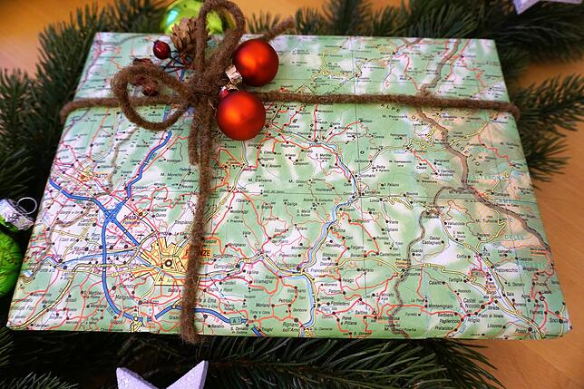 Eine ausgemusterte Karte eignet sich wunderbar zum Verpacken von Geschenken. Vielleicht ja sogar für einen Reiseführer.