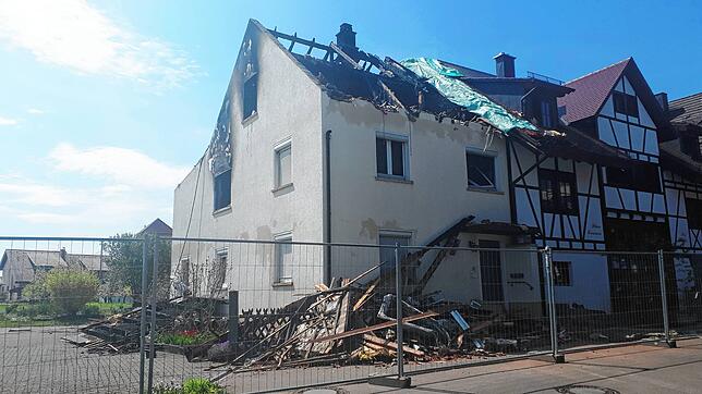 Das Brandhaus an der Kronenstraße ist einsturzgefährdet und eingezäunt.