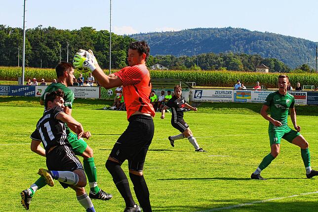 Er hält den Sieg fest: Torwart Patrick Altenburger vom SV Rheintal zeigte bei einigen guten Chancen des SV Stühlingen seine Klasse. Hier ...