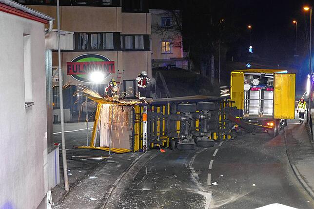 Einsatzkräfte beim Öffnen des Anhängers / Bild: Feuerwehr Stockach