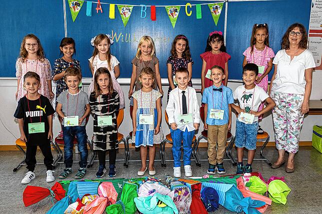 Die Klasse 1GB der Hebel Grundschule Gottmadingen Außenstelle Bietingen mit Ihrer Klassenlehrerin Sabine Wekhof bei ihrer Einschulungsfeier.