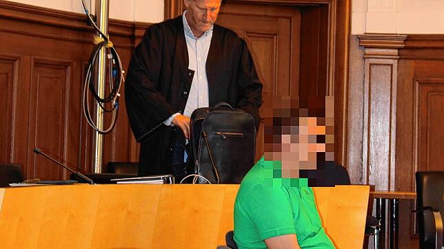 Der Angeklagte Nico B. mit seinem Verteidiger Bernhard Mußgnug. Bilder vom zweiten Angeklagten Thomas W. zu machen wurde von dessen ...