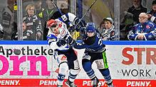 Die Schwenninger Wild Wings (links Phil Hungerecker) gewinnen Spiel drei des Playoff-Viertelfinales gegen die Straubing Tigers (Mike ...