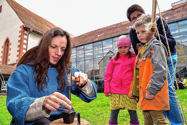 Beim Keltentag am Franziskanermuseum – hier im Jahr 2016 – zeigen besonders gewandete Menschen, wie die Kelten vor 2600 ...